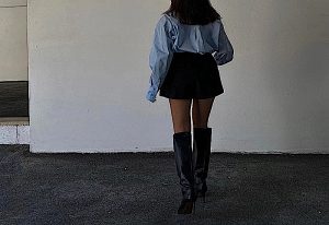 ナイトワークのバイト求人情報をチェックする女性
